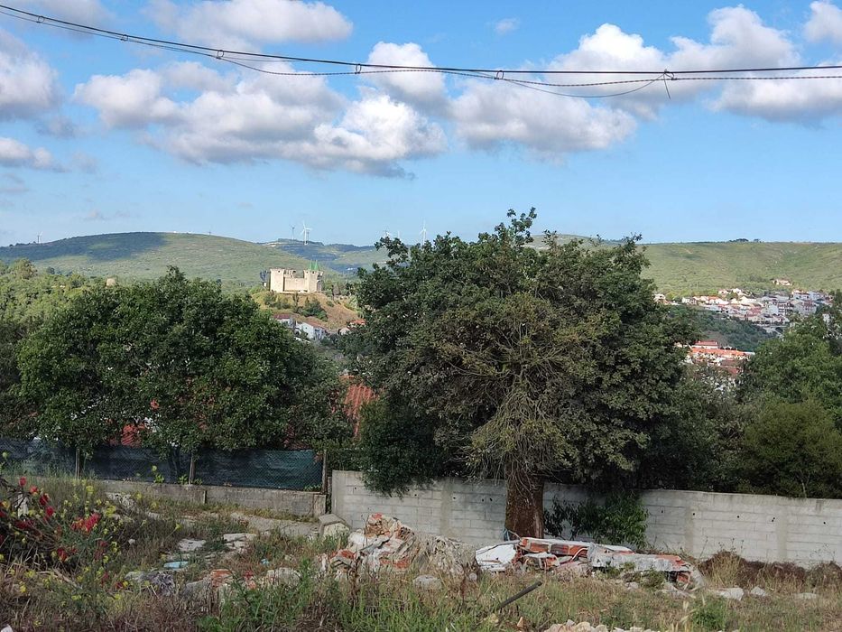 Vende-se Terreno com vista para o Castelo de Porto de Mós