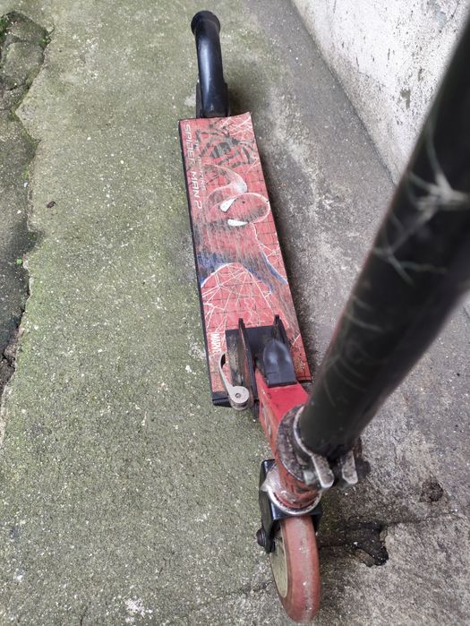 Trotinete homem aranha.