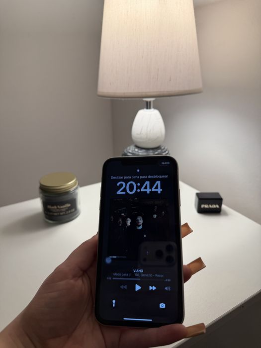 iphone 11 com  carregador