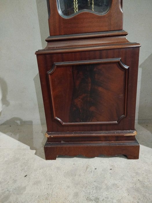 Relógio de sala em madeira