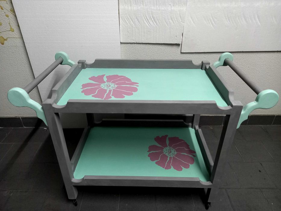 Mesa de apoio com rodas