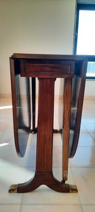 Mesa de abas, estilo inglês, com 2 pés trabalhados, Madeira de Mogno