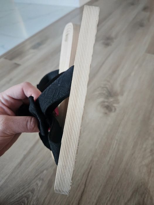 Nowe lekkie klapki z kokardką 39