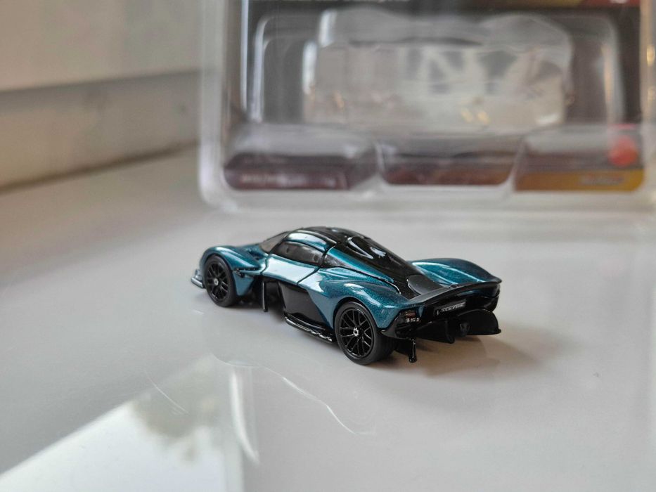 Hot Wheels ELITE64 Aston Martin Valkyrie - Stan Idealny