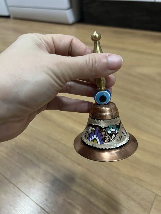 Sino decorativo com olho turco