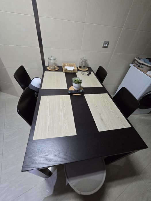 Mesa Ikea de cor castanho escuro