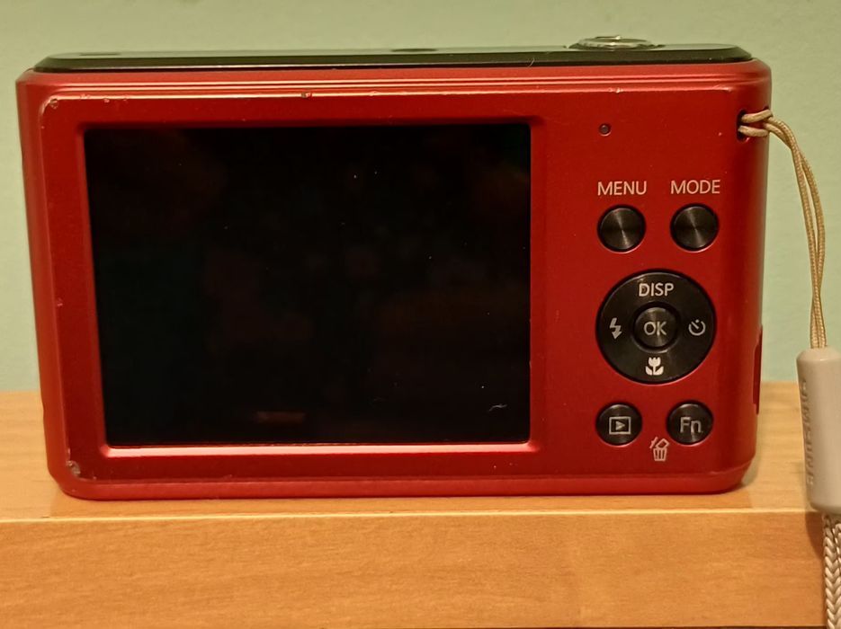 Цифровой компактный фотоаппарат Samsung ES90 красного цвета.