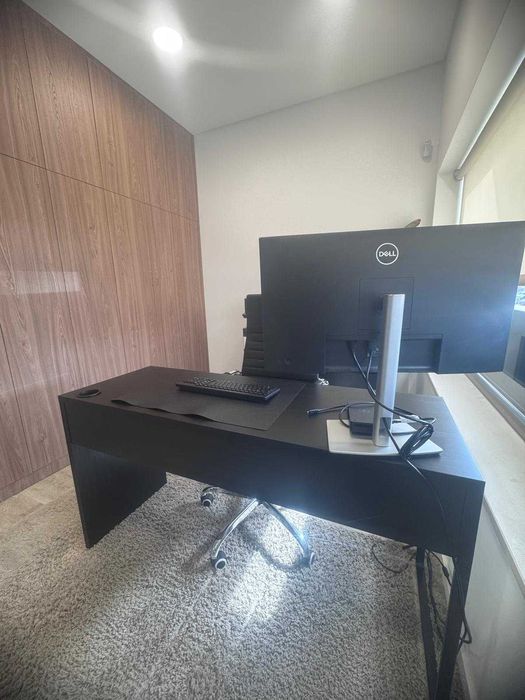 Secretária IKEA MICKE 140x50 – Elegante, Espaçosa e Funcional