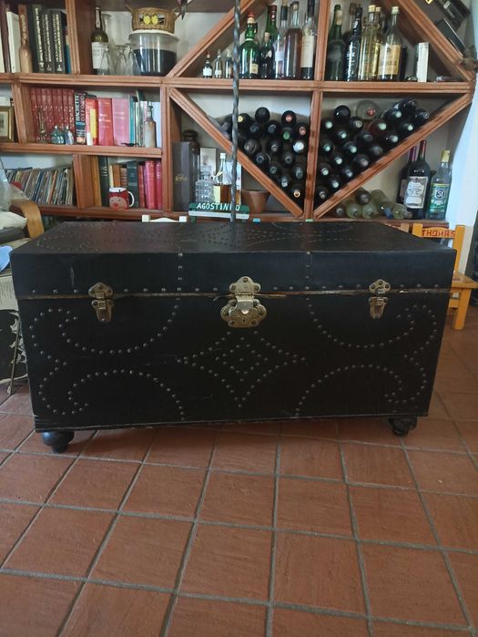 Baú preto realçado, de enxoval,vintage