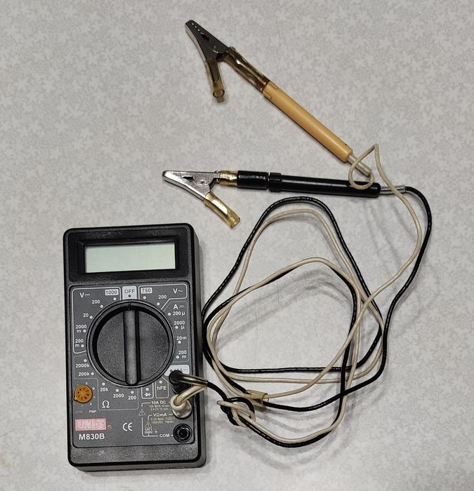 Мультиметр UNI-T M830B и  набор проводов с зажимами «крокодил» к нему