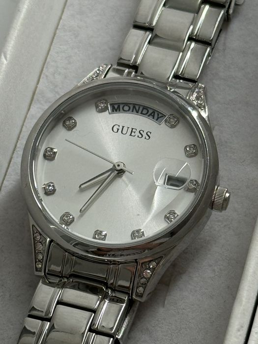 srebrny damski zegarek guess z cyrkoniami krysztalkami i indeksami