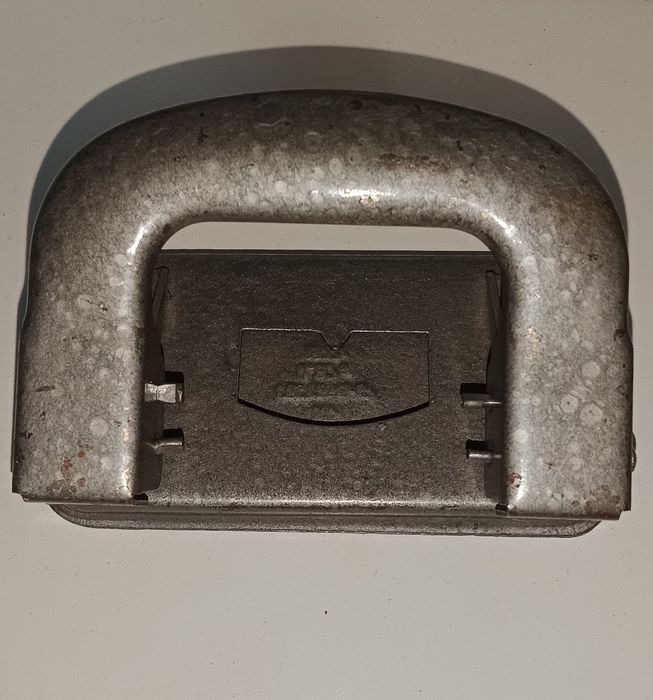 Дырокол канцелярский металлический.