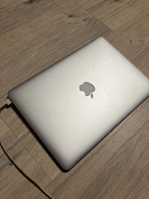Apple MacBook Air A1466 / 13.3