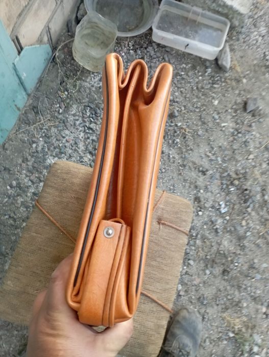 Продаю кожаний портфель для бизнеса документів в хорошем состояние.