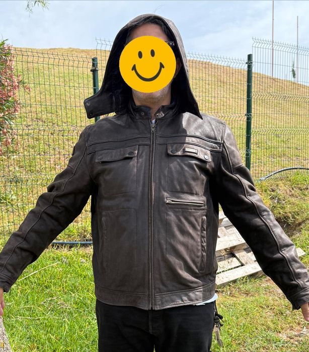 Casaco de homem em pele com capuz, de mota, impermeável.