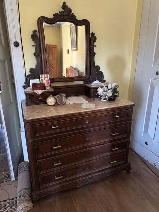 Comoda antiga com marmore