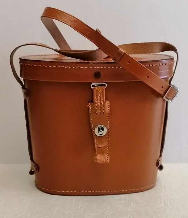 Binóculos com bolsa de transporte.