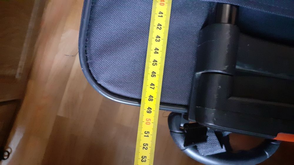 Чемодан на колесиках.