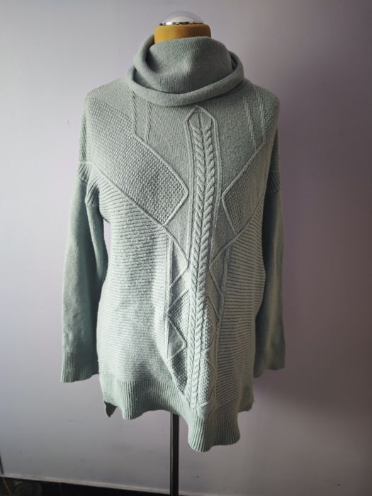 Miętowy sweter z golfem i ozdobnym splotem in wear by Helena