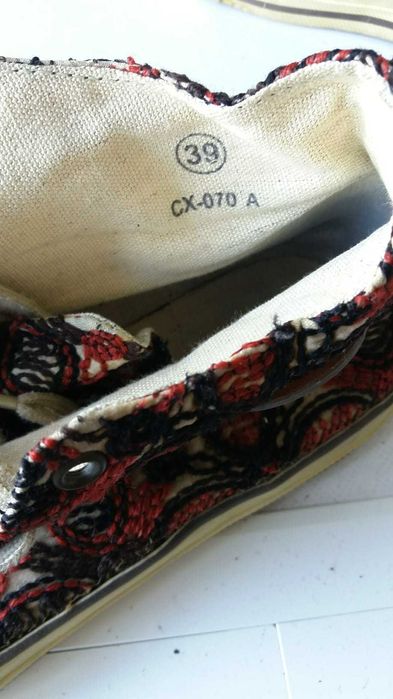 Sapatilhas vermelhas e pretas da Pepe Jeans