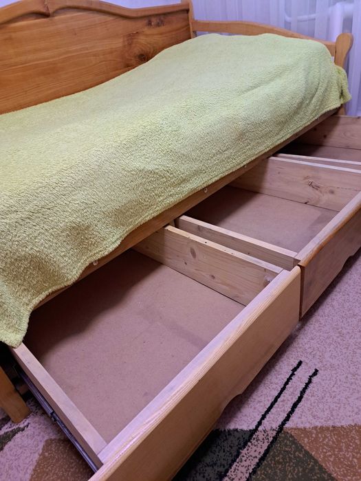 Дитяче дерев'яне ліжко