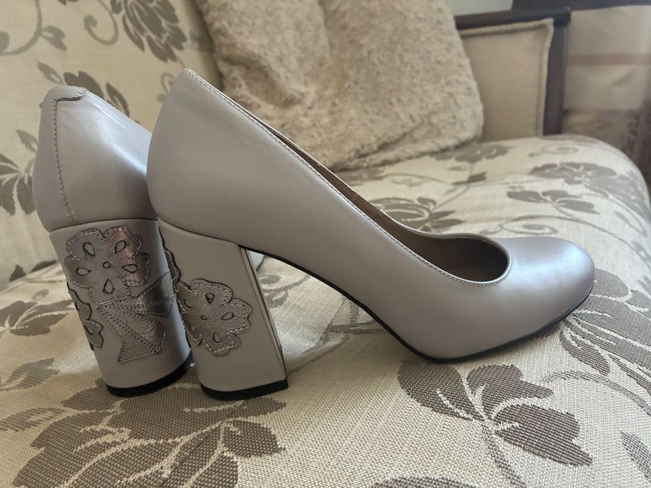 Buty czółenka skórzane szare z ozdobnym obcasem 38 rozmiar