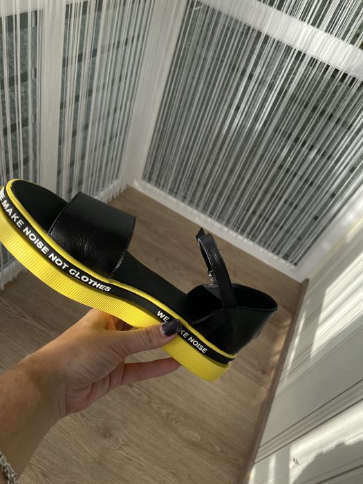 Босоніжки шкіряні