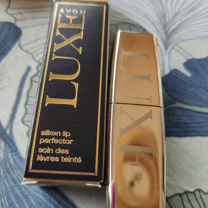 Avon Luxe jedwabista odżywka do ust Rose Tint