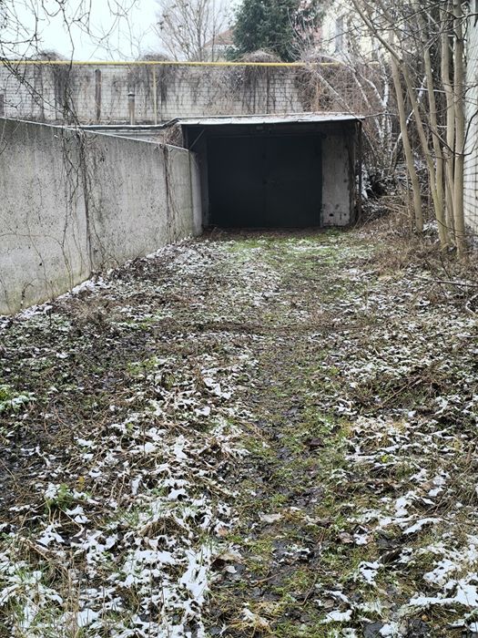 Продам гараж на Площади 6000