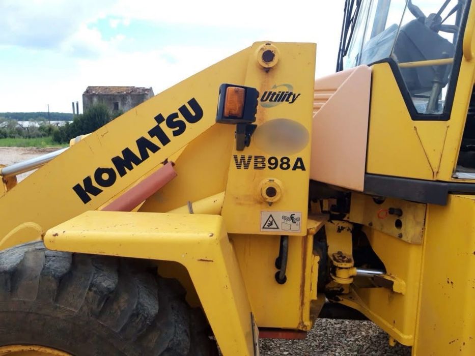 Koparko-ładowarka Komatsu WB98A 4x4 – 2000 r. – stan techniczny idealny