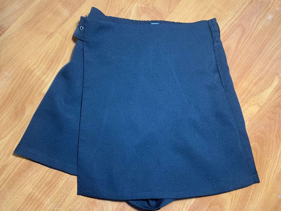 Спідниця-шорти на резинці та регулюючому ремінці у розмірі S