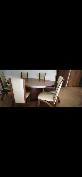 Mesa oval com cadeiras