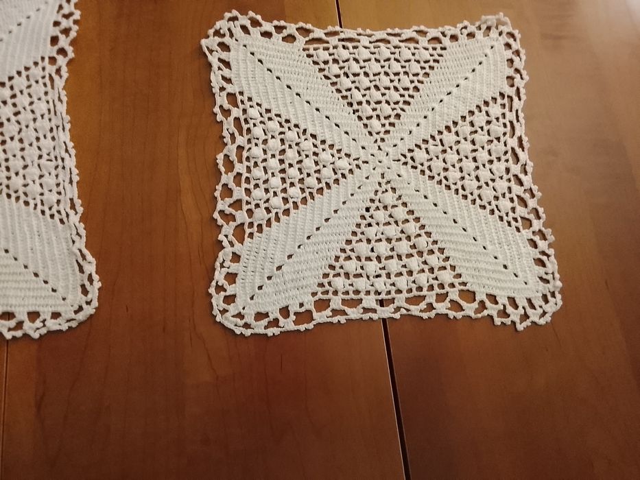 Conjunto de três naperons em crochê feitos á mão