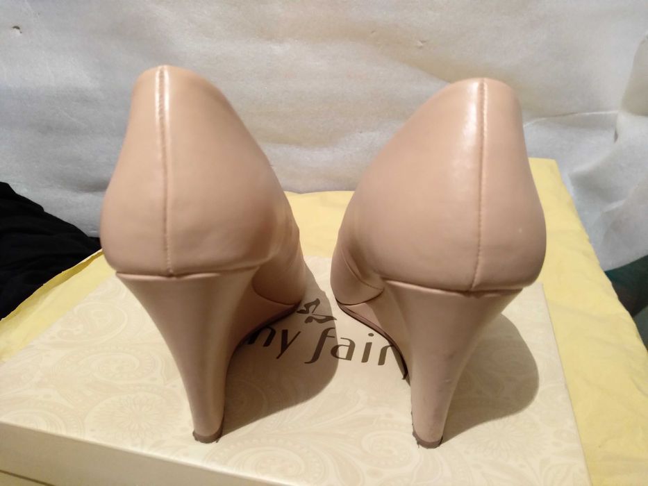 Buty na koturnie r. 38 beżowe Mohito