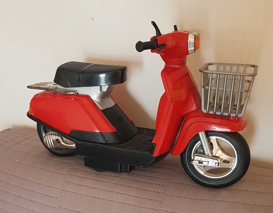 Zabawka Vespa Primavera, skuter z kolekcji -28х17 cm. czasów PRL-u