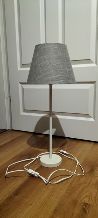 Lampa biurkowa metal w kolorze białym, smukła,wysoka w komplecie z klo