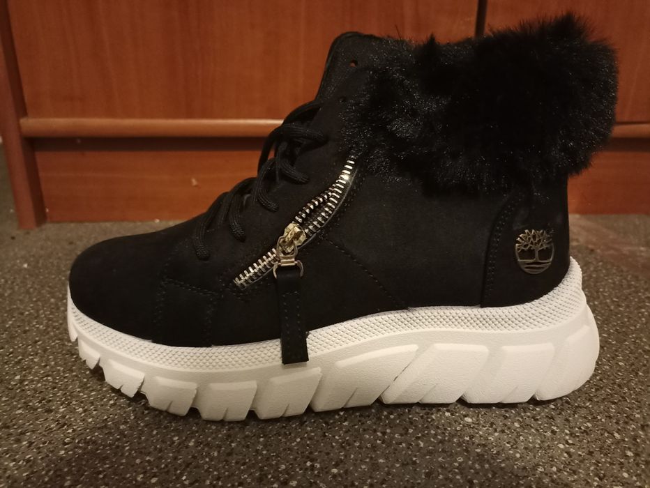 Botas pretas com sola branca