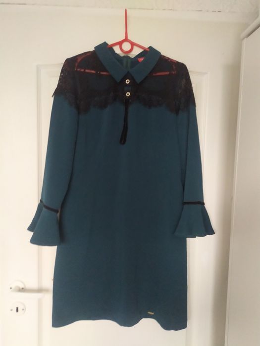 Szmaragdowa sukienka wibs