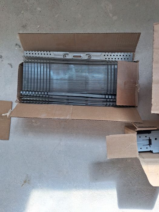 Wieszaki płaskie ES 60/15 do sufitów podwieszanych, pozostałości po remoncie