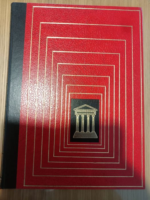 Vendo o livro sobre A Grécia