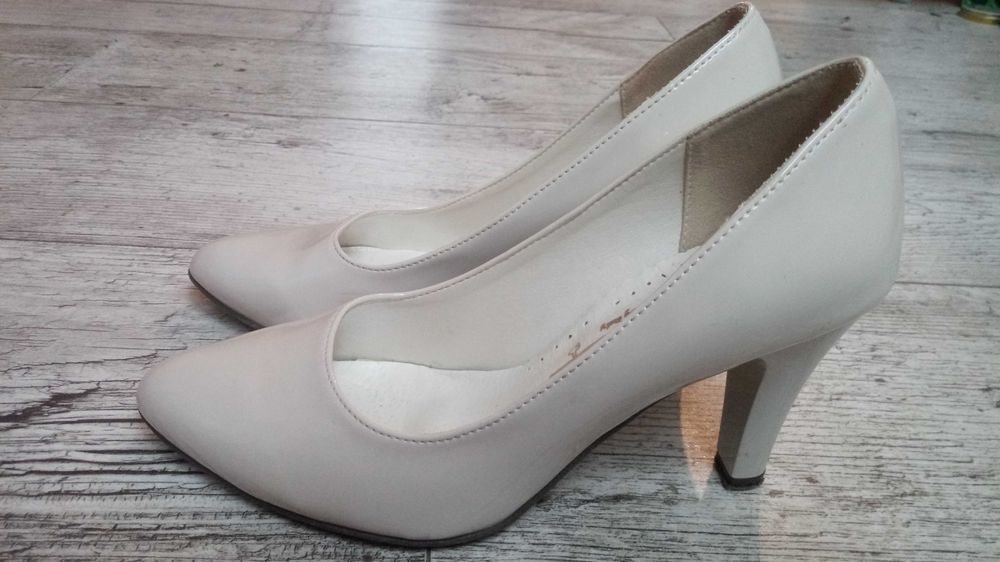 Buty szpilki czółenka Insbut beżowe lakierki