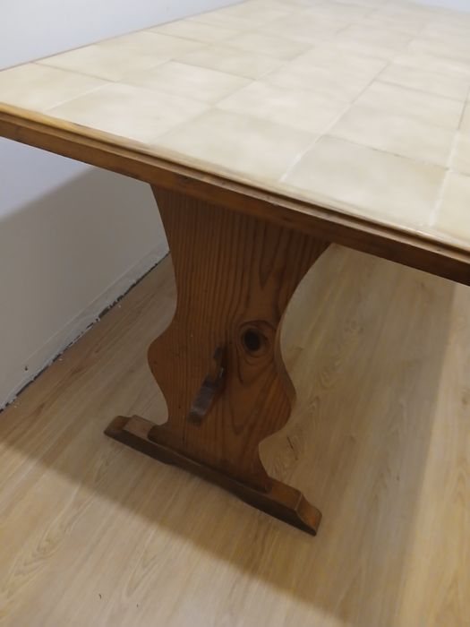 Mesa de madeira com azuleijo  mede 1.53 x 75