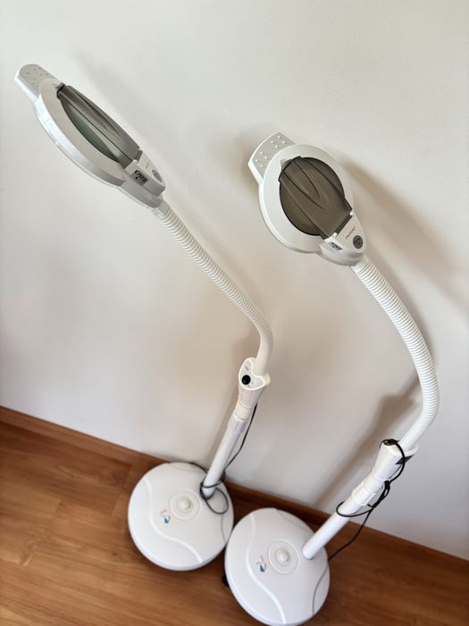 Dwie lampy kosmetyczne