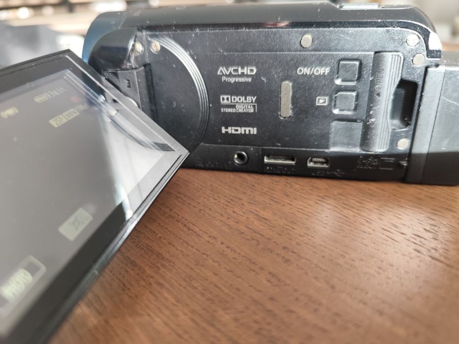 Complete Filming Kit: Canon Legria HF R606 Camera + Tripod64284401223299124