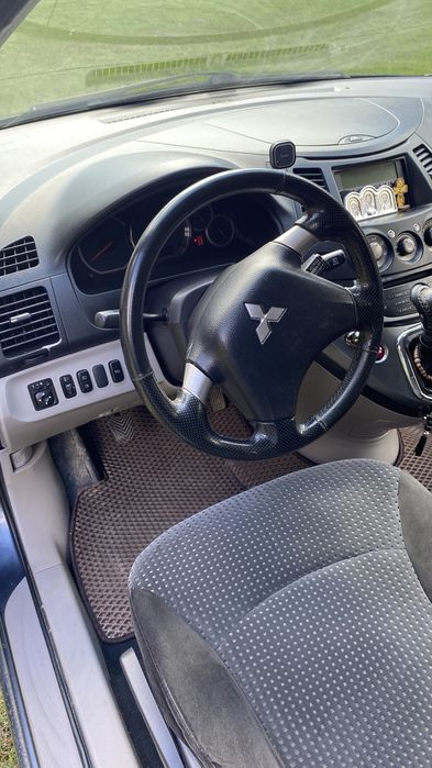 Мітсубісі грандіс.