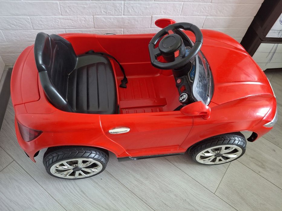 Дитячий електромобіль