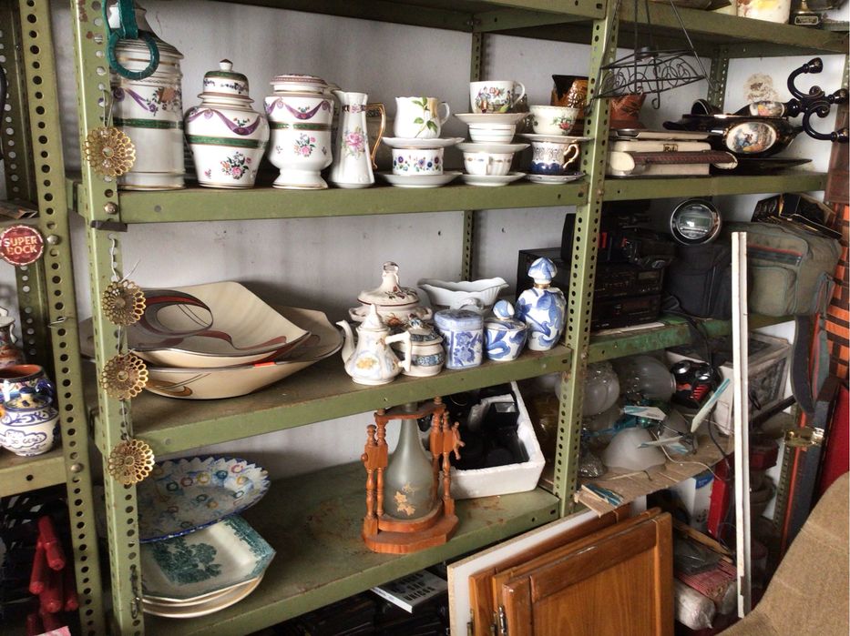 Lote deantiguidades e velharias para venda todas em bom estado.ver todas as fotos ,preços para revendedores.