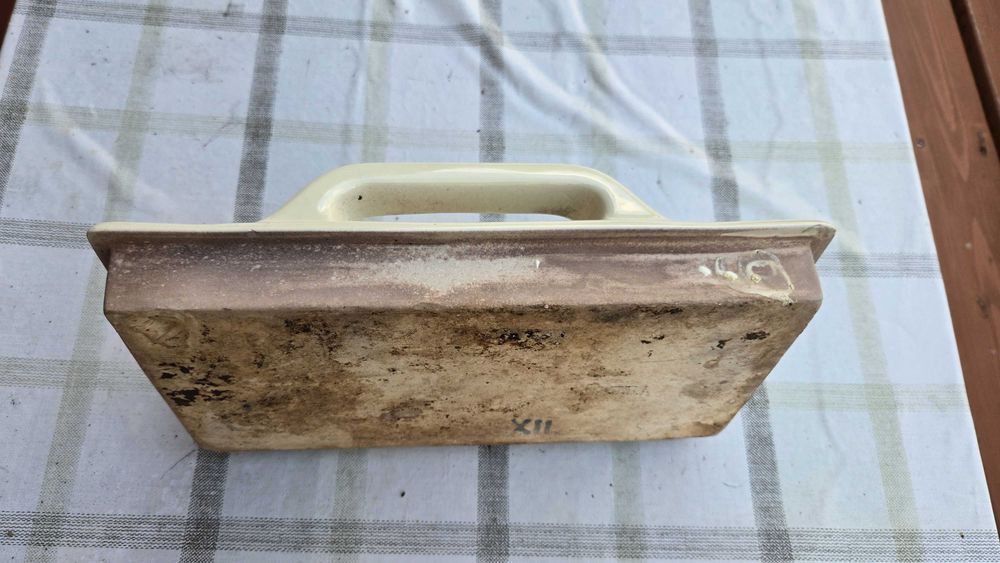 Mydelniczki ceramiczne, wieszak i półka PRL