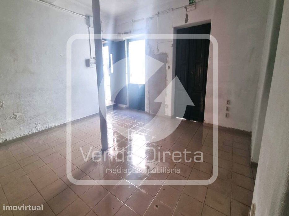 Prédio Urbano de Utilização Mista com Potencial Habitacional e Come...