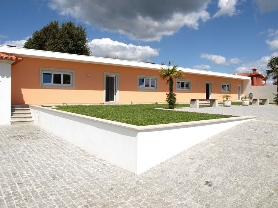 EPS49,casa V3 piso térreo,piscina e salão jogos.Grande espaço exterior